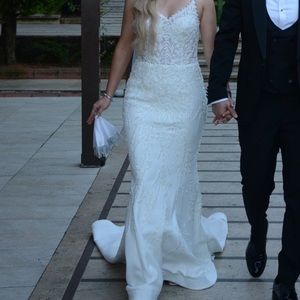 Beautiful Wedding Dress, looks brand NEW!